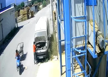 İnegöl’de güpegündüz park halindeki aracın aküsünü çaldılar