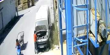 İnegöl’de güpegündüz park halindeki aracın aküsünü çaldılar