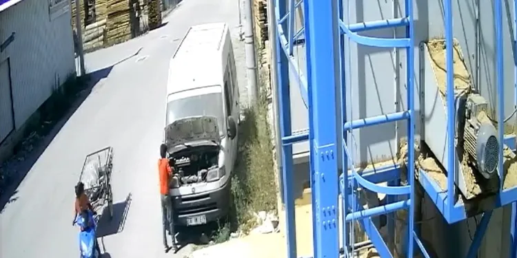 İnegöl’de güpegündüz park halindeki aracın aküsünü çaldılar