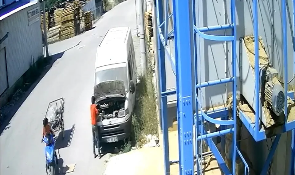 İnegöl’de güpegündüz park halindeki aracın aküsünü çaldılar