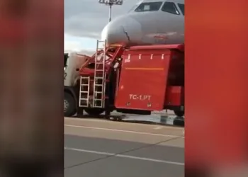 Havalimanında tanker ve uçak çarpıştı!