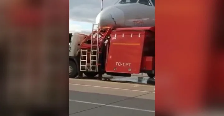 Havalimanında tanker ve uçak çarpıştı!