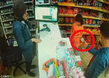Sadaka kutusunu çalıp çocuklara para dağıttı
