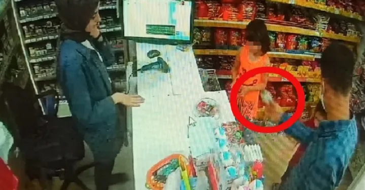 Sadaka kutusunu çalıp çocuklara para dağıttı