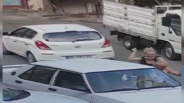 Kadın ve erkek sürücünün trafikte tekme tokat kavgası