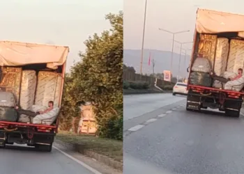 Bursa’da kamyon kasasında tehlikeli yolculuk