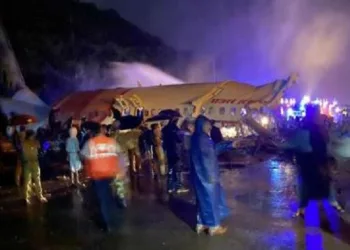 Hindistan’da uçak pistte çıktı! En az 2 ölü