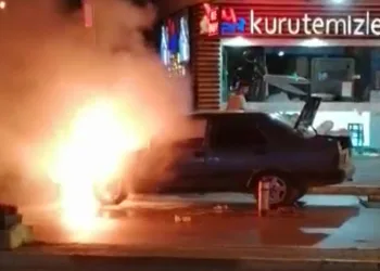 Bursa’da seyir halindeki araç alev topuna döndü