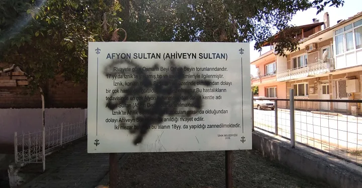 Bursa’daki türbeye yapılan sprey boyalı tahribat giderildi