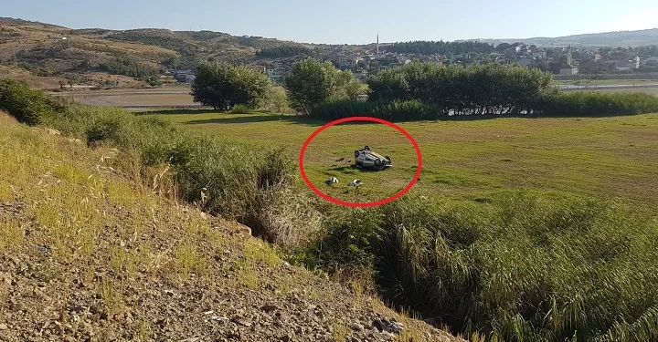 Otomobiliyle tarlaya uçtu!