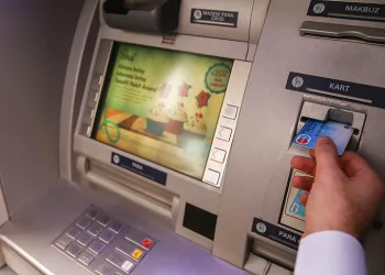ATM’de bulduğu parayı polis gelene kadar bekledi