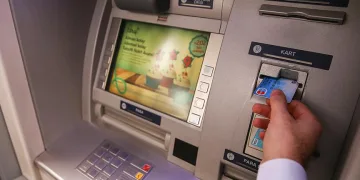 ATM’de bulduğu parayı polis gelene kadar bekledi