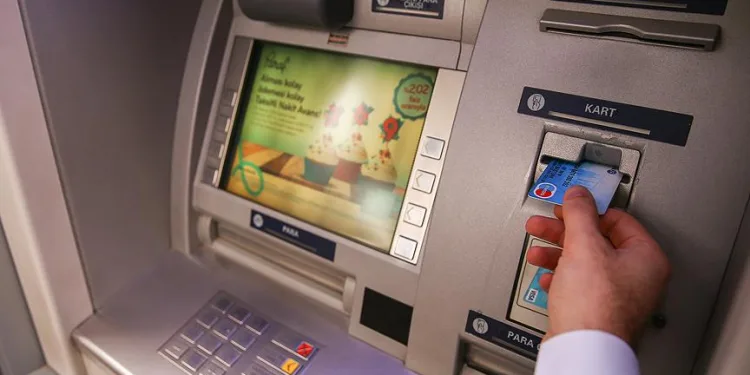 ATM’de bulduğu parayı polis gelene kadar bekledi