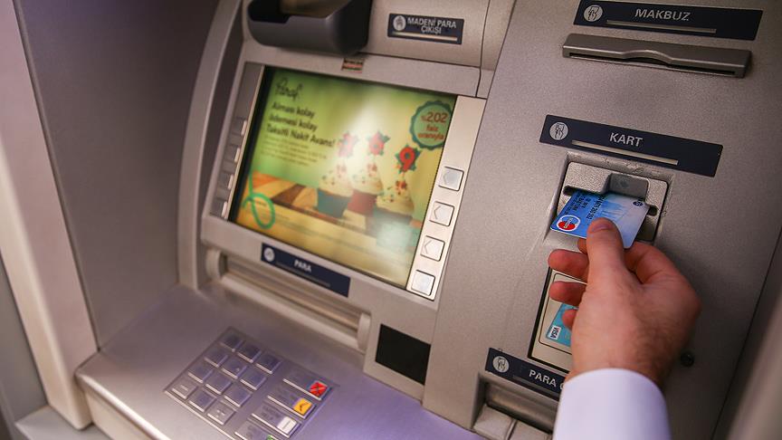 ATM'de bulduğu parayı polis gelene kadar bekledi