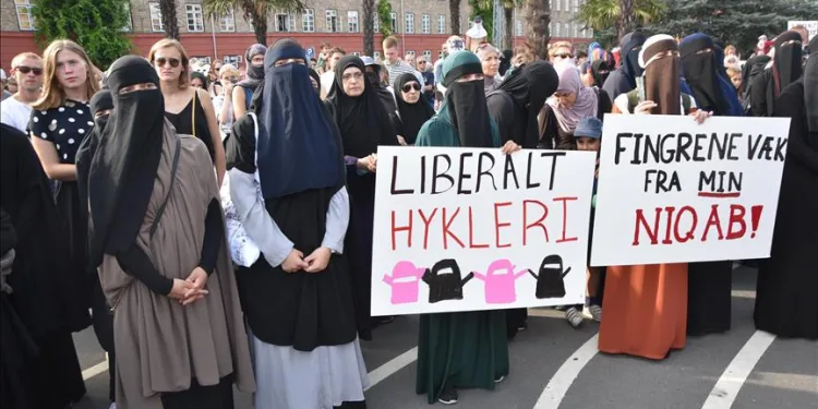 60 kişiye örtünme yasasını ihlalden ceza