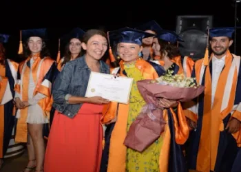 Yaşlı diye dershaneye alınmadı birincilikle mezun oldu