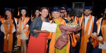 Yaşlı diye dershaneye alınmadı birincilikle mezun oldu