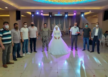 Düğününde damatlık yerine üniforma giydi