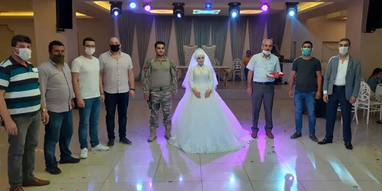 Düğününde damatlık yerine üniforma giydi
