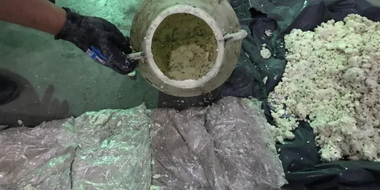 Otlu peynir bidonlarına gizlenmiş halde bulundu
