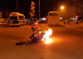Bursa’da yanan motosiklet kovalarla taşınan suyla söndürüldü