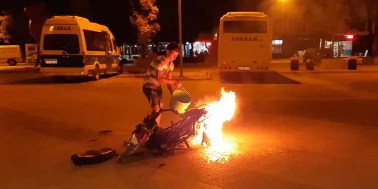 Bursa’da yanan motosiklet kovalarla taşınan suyla söndürüldü