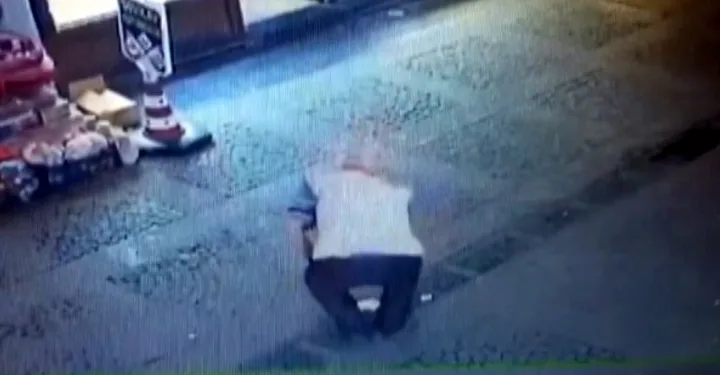 Yerde gördüğü maskeyi alıp taktı, yoluna devam etti