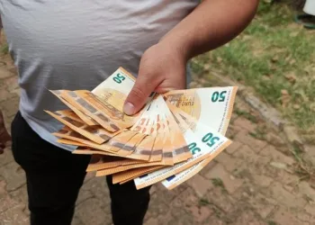 Yolda buldukları dövizin sahibini arıyorlar