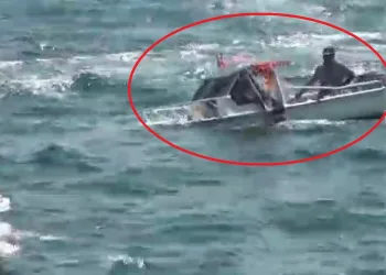 Bursa’da Zafer Bayramı kutlamasına katılan sandal alabora oldu