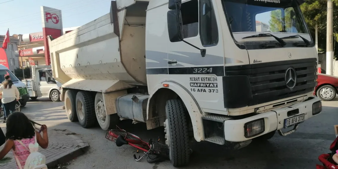 Bursa’da bisikletiyle kamyonun altında kaldı