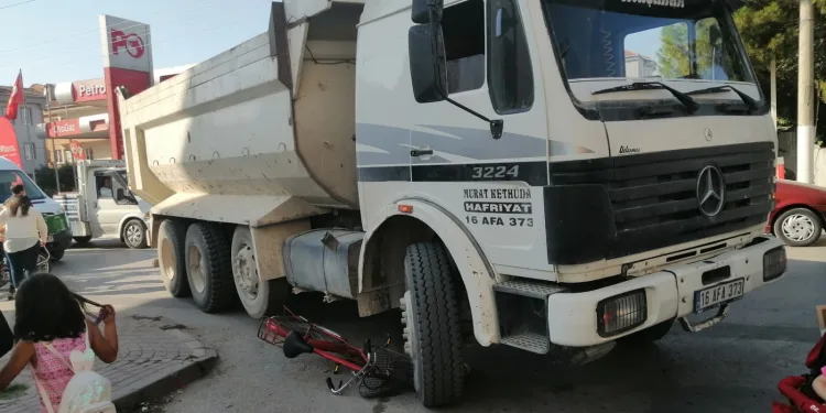 Bursa’da bisikletiyle kamyonun altında kaldı