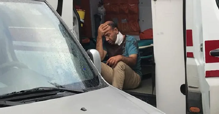 Kendisini boğazından bıçaklayan eşini boğarak öldürdü