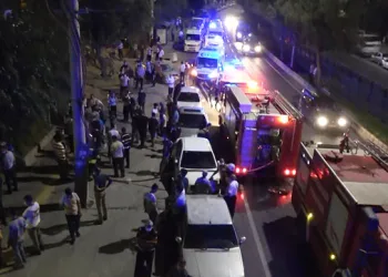 Karantinaya alındıkları evi ateşe verip, gazetecilere saldırdılar