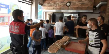 Bedava döner dağıtılınca polis devreye girdi