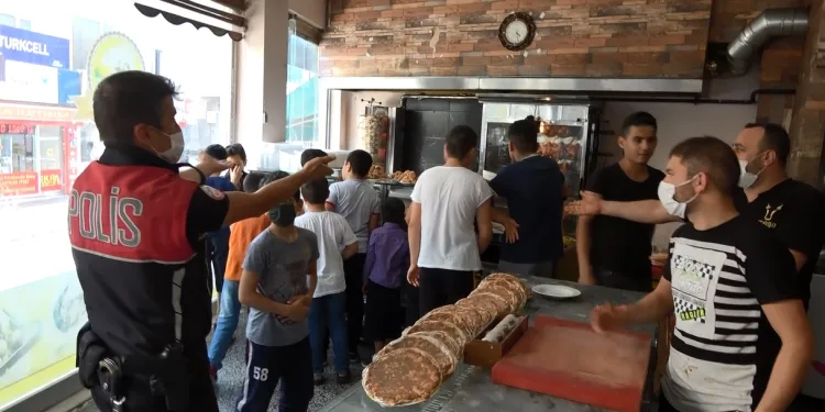 Bedava döner dağıtılınca polis devreye girdi