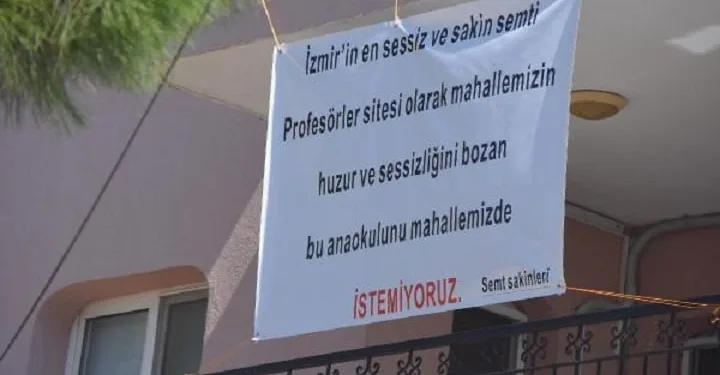 Çocuk seslerine sinirlenip bu pankartı astı