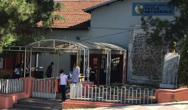 Öğrencide virüs çıktı 24 arkadaşı ve 2 öğretmen karantinada