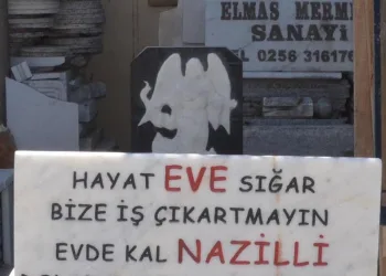 Mermerciden uyarı niteliğinde mezar taşı