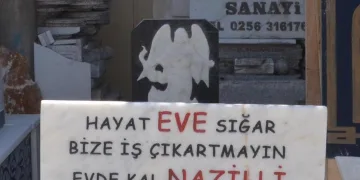 Mermerciden uyarı niteliğinde mezar taşı