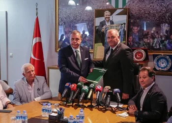 Bursaspor’da Erkan Kamat mazbatasını aldı