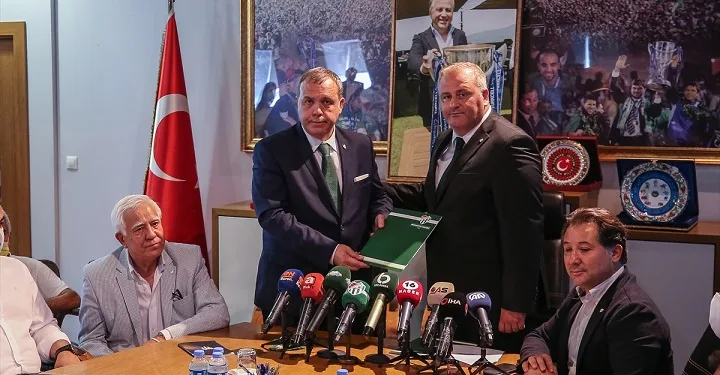 Bursaspor’da Erkan Kamat mazbatasını aldı