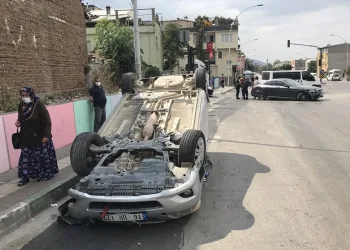 Otomobilin çarptığı oğlunun yanına giderken kaza yaptı