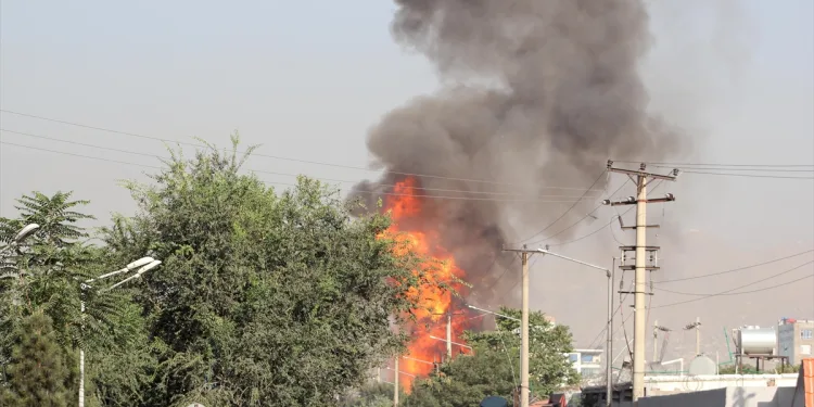 Afganistan’da Cumhurbaşkanı Yardımcısı’nın konvoyuna bombalı saldırı! 10 ölü