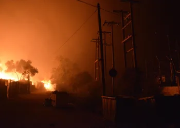 Karantinadaki sığınma kampı alevlere teslim