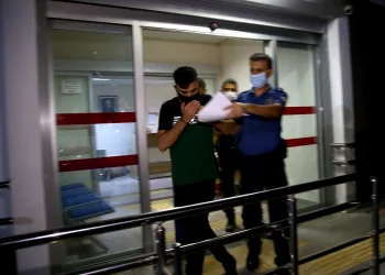 Kız arkadaşını darp edip balkondan sarkıttı