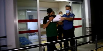 Kız arkadaşını darp edip balkondan sarkıttı