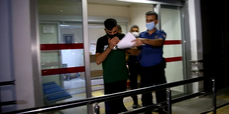 Kız arkadaşını darp edip balkondan sarkıttı