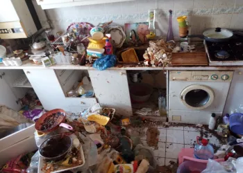 Bursa’da bir evden 8 kamyon çöp çıktı