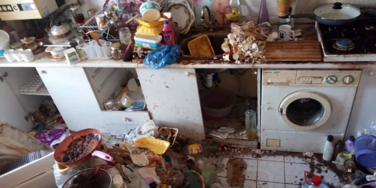 Bursa’da bir evden 8 kamyon çöp çıktı