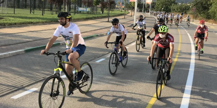 Bursa’da 200 bisikletli pedal çevirdi